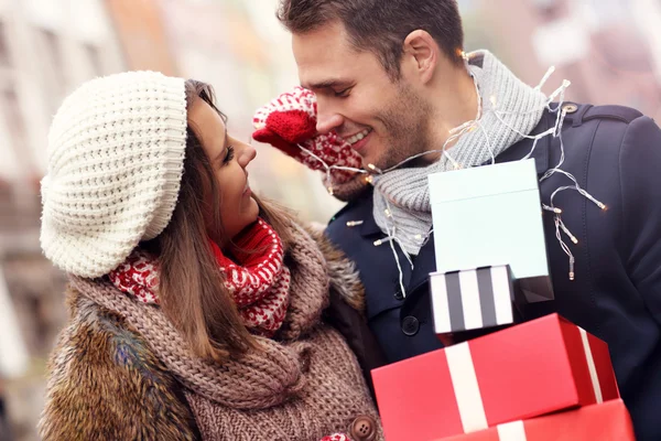 Coppia felice shopping per Natale — Foto Stock