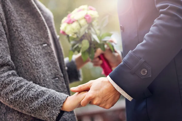 Pareja joven con flores —  Fotos de Stock