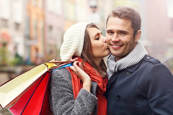 Casal feliz compras na cidade — Fotografia de Stock