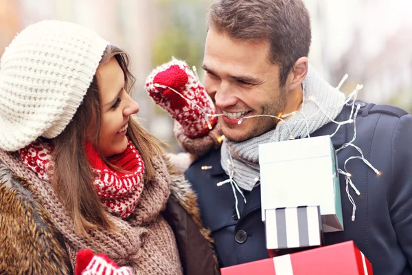 Lyckligt par shopping för jul — Stockfoto