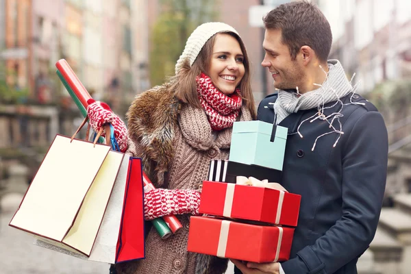 Coppia felice shopping per Natale — Foto Stock