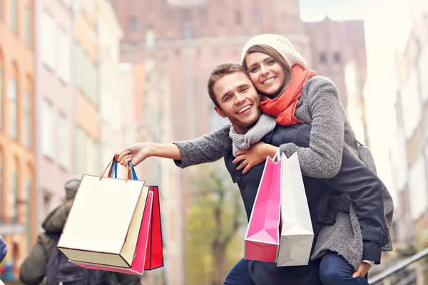 Casal feliz compras na cidade — Fotografia de Stock