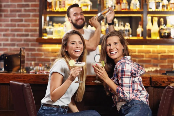 Meisjes vrienden met drankjes in bar — Stockfoto