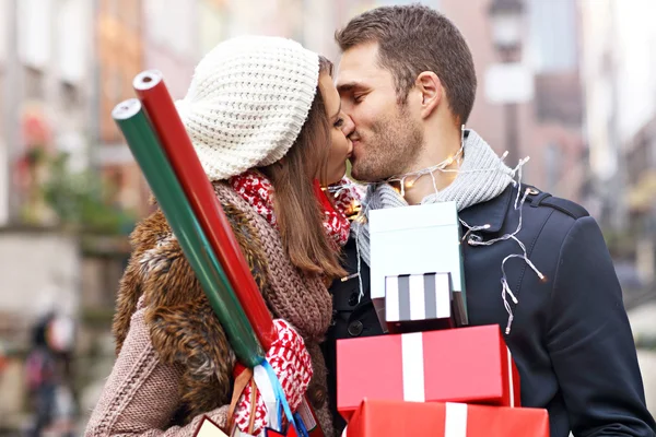 幸せなカップルのクリスマスのためのショッピング — ストック写真