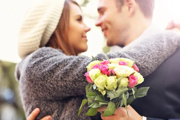 Jeune couple embrasser dans le parc — Photo