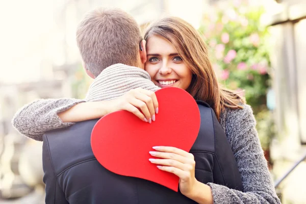 Frau mit Blumen und Herz — Stockfoto