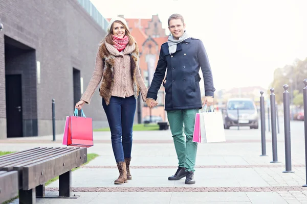 Glückliches Paar beim Einkaufen in der Stadt — Stockfoto
