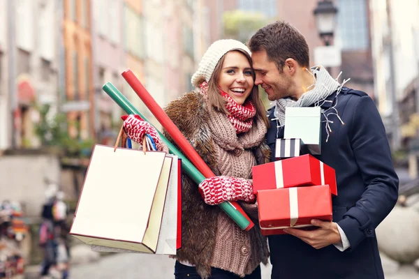 Coppia felice shopping per Natale — Foto Stock