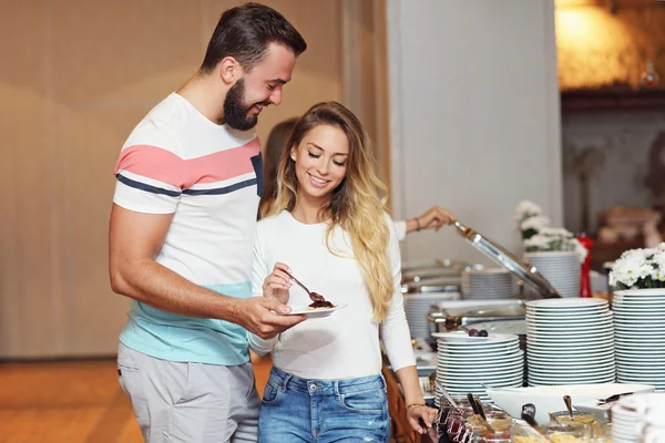 Couple au petit déjeuner buffet à l'hôtel — Photo