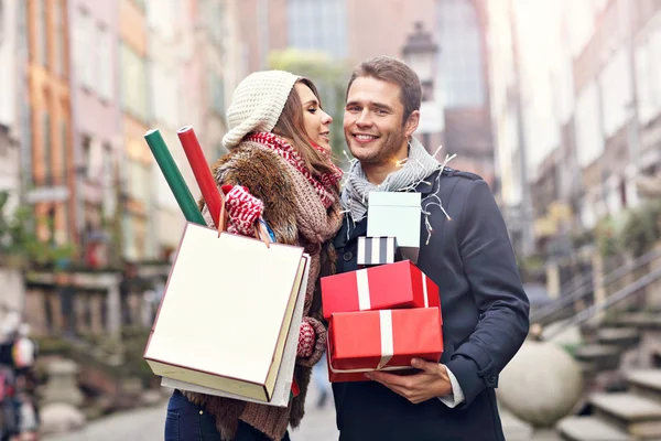 Coppia felice shopping per Natale — Foto Stock