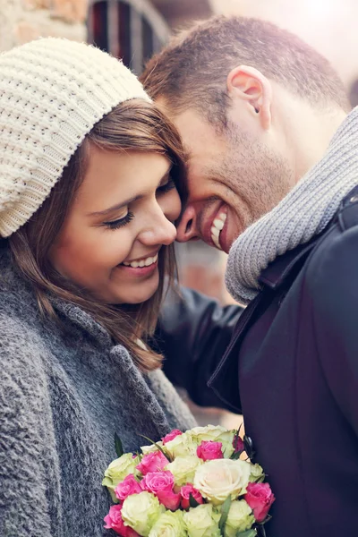 Pareja joven besándose en la ciudad — Foto de Stock