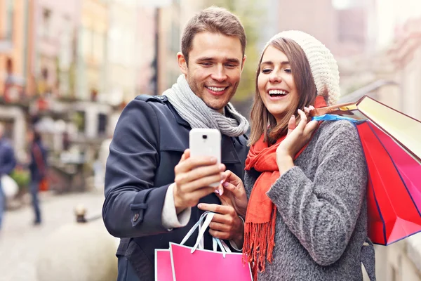 Shopping di coppia in città — Foto Stock