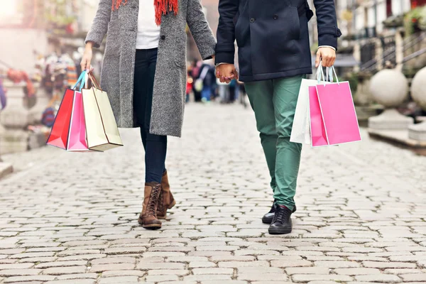 Couple shopping in the city — Stock Photo, Image