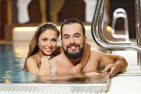 Glückliches Paar entspannt sich im Pool-Spa — Stockfoto
