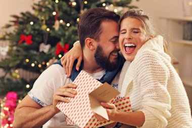 mevcut ile Noel ağacı üzerinde çift