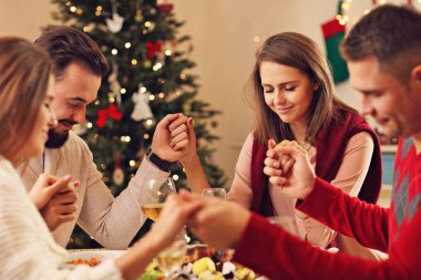 Noel masa üzerinde dua arkadaş grubu