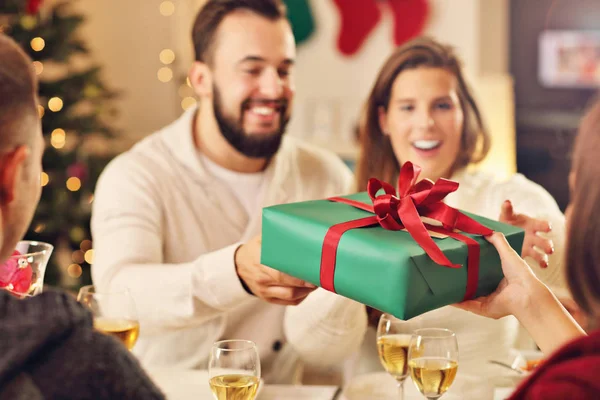 Grupo de amigos celebrando la Navidad — Foto de Stock