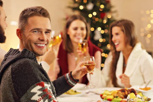 Grupo de amigos celebrando la Navidad — Foto de Stock