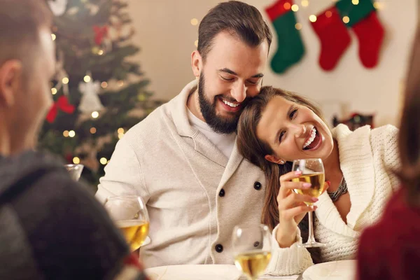 Grupo de amigos celebrando la Navidad — Foto de Stock