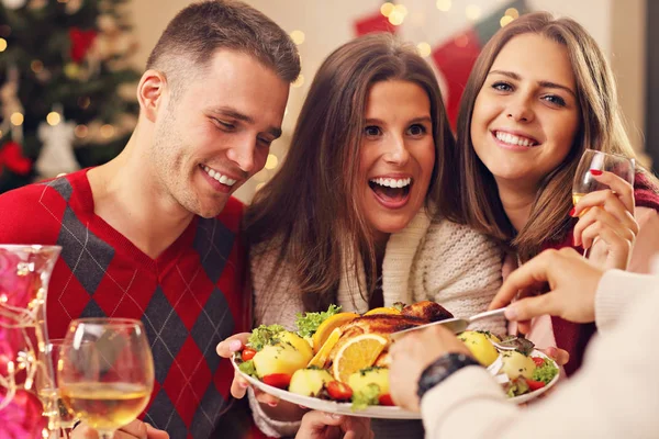 Grupo de amigos comemorando o Natal — Fotografia de Stock