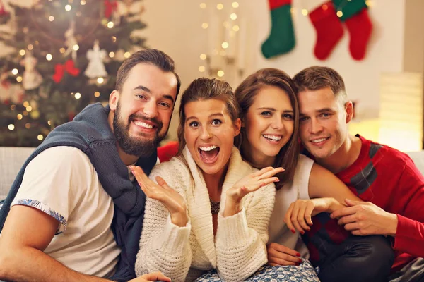 Kelompok teman-teman merayakan Natal — Stok Foto
