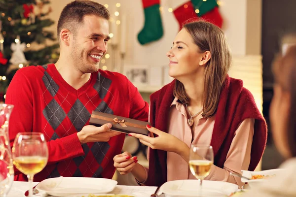 Casal feliz com presentes de Natal — Fotografia de Stock