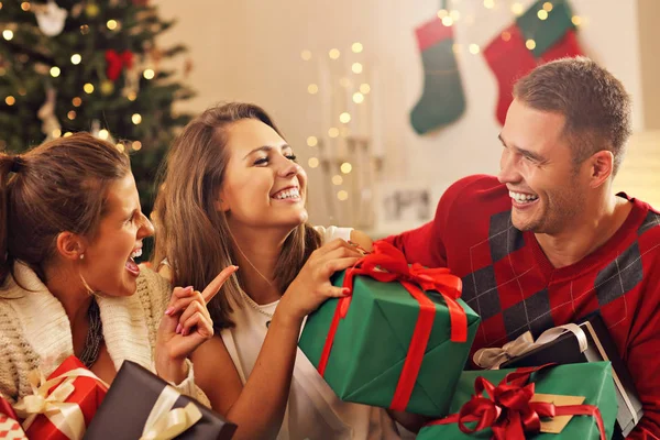 Grupo de amigos comemorando o Natal — Fotografia de Stock