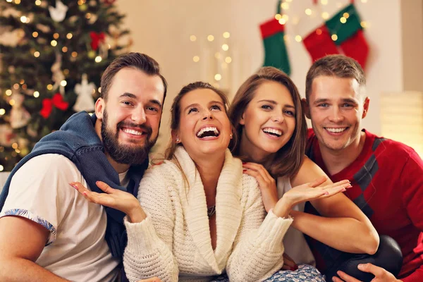 Groep vrienden vieren Kerstmis — Stockfoto