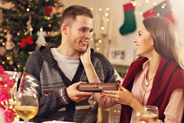 Casal feliz com presentes de Natal — Fotografia de Stock