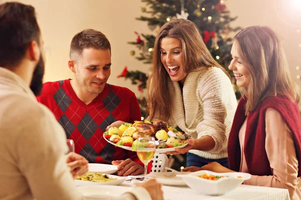 Grupo de amigos comemorando o Natal — Fotografia de Stock