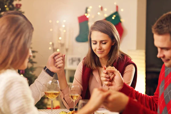 Noel masa üzerinde dua arkadaş grubu