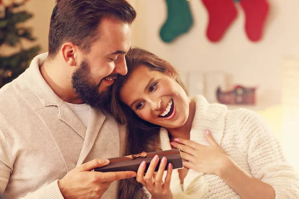 Grupo de amigos comemorando o Natal — Fotografia de Stock