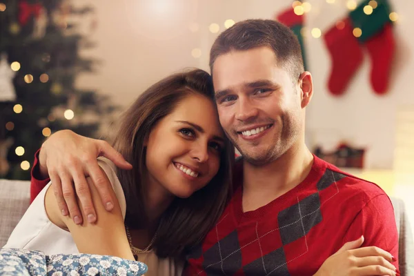 Pasangan muda berpelukan di waktu Natal — Stok Foto