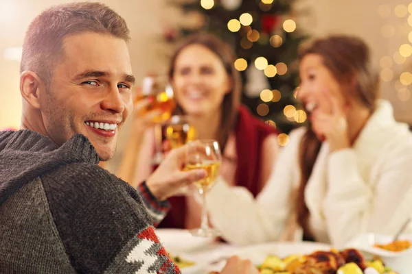 Grupo de amigos comemorando o Natal — Fotografia de Stock