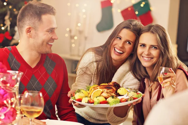 Grupo de amigos celebrando la Navidad — Foto de Stock