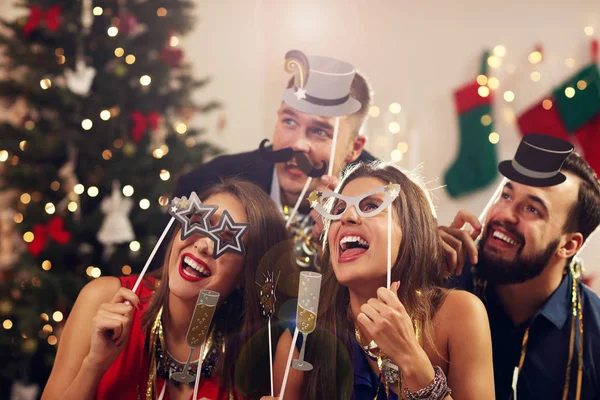 Amigos celebrando el Año Nuevo — Foto de Stock