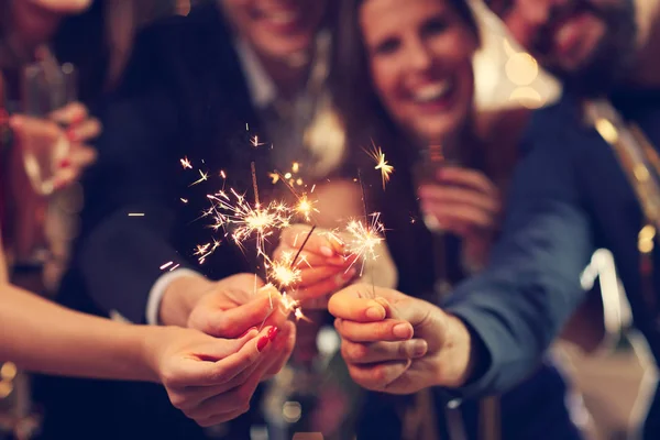 Grupo de amigos se divertindo com sparklers — Fotografia de Stock