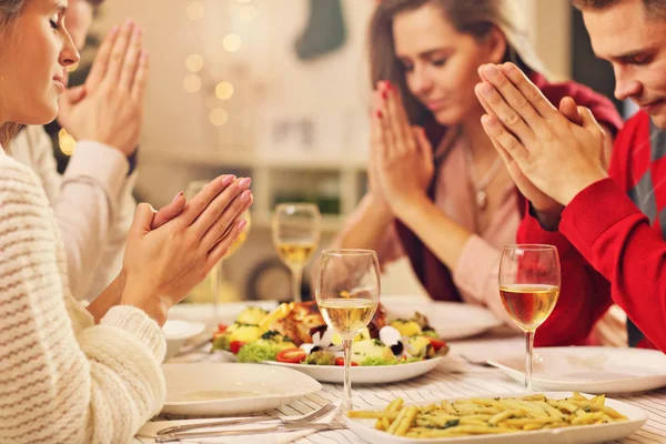 Baráti imádkozni mint karácsonyi asztal — Stock Fotó