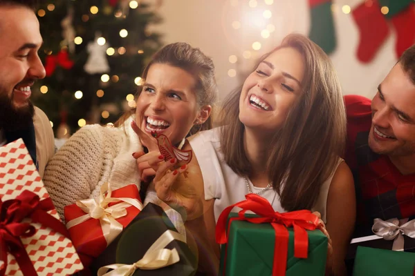 Grupo de amigos com presentes de Natal — Fotografia de Stock