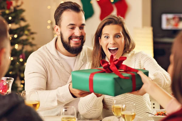 Grupo de amigos comemorando o Natal — Fotografia de Stock