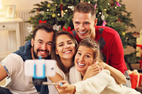 Selfie Noel sırasında alarak arkadaşlar — Stok fotoğraf