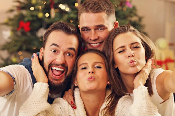 Amigos tomando selfie durante o Natal — Fotografia de Stock