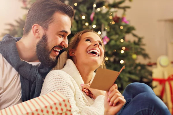 Pasangan dengan hadiah melalui pohon Natal — Stok Foto