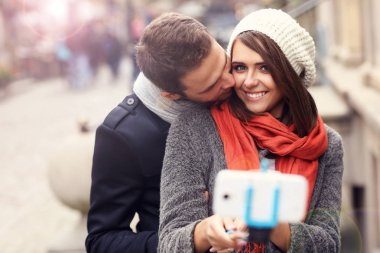 Genç çift selfie çekiyor. 
