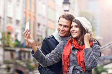 Genç çift selfie çekiyor. 