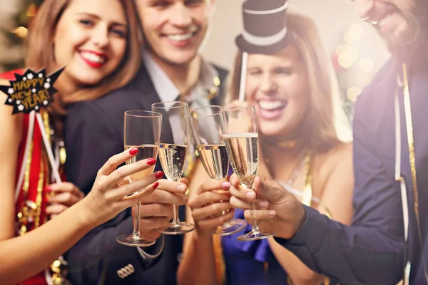 Grupo de amigos comemorando o Ano Novo — Fotografia de Stock