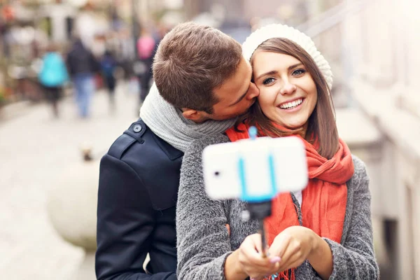 Giovane coppia prendendo selfie — Foto Stock