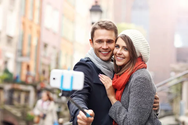 Junges Paar macht Selfie — Stockfoto
