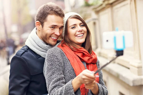 Giovane coppia prendendo selfie — Foto Stock