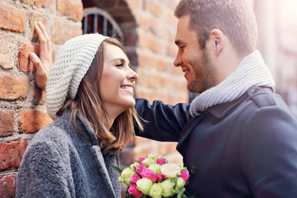 Genç tarihte şehirde çift.